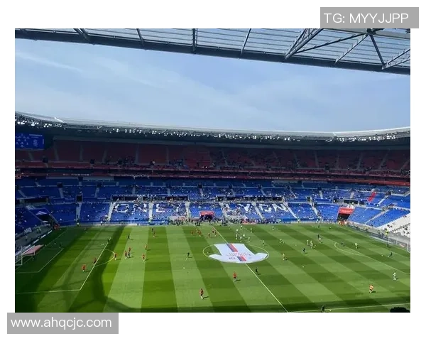 44号足球星闪耀绿茵场带来激情时刻引领球队不断创造辉煌